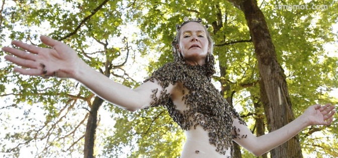 Wow! Wanita ini mengenakan baju dari ribuan ekor lebah hidup 