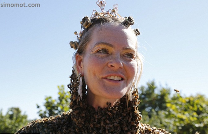 Wow! Wanita ini mengenakan baju dari ribuan ekor lebah hidup 