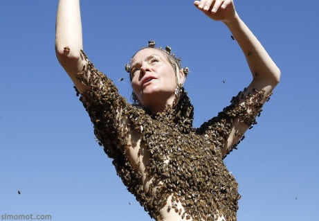 Wow! Wanita ini mengenakan baju dari ribuan ekor lebah hidup