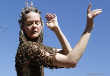 Wow! Wanita ini mengenakan baju dari ribuan ekor lebah hidup