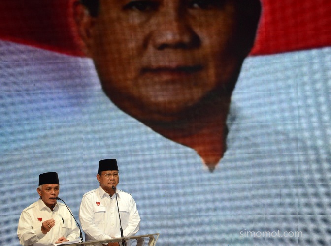 Pasangan Peserta Pemilu Presiden 2014 Prabowo Subianto-Hatta Rajasa emnyampaikan visi dan misinya saat Debat Capres-Cawapres di Jakarta