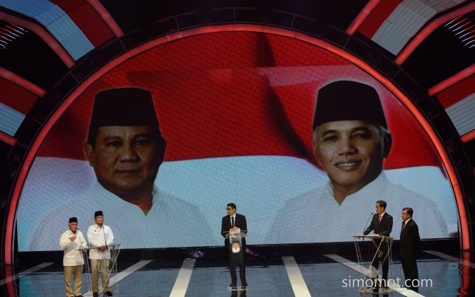 Pasangan Peserta Pemilu Presiden 2014 Prabowo Subianto-Hatta Rajasa dan Joko Widodo-Jusuf Kalla menyampaikan visi dan misinya saat Debat Capres-Cawapres di Jakarta