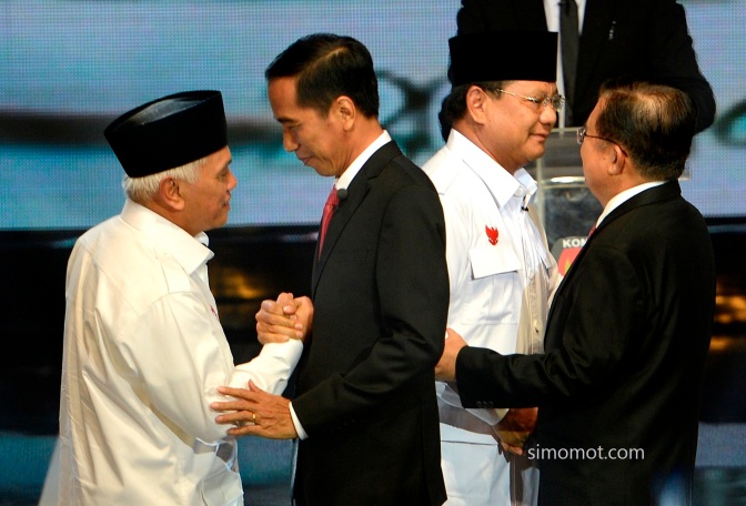 Pasangan Peserta Pemilu Presiden 2014 Prabowo Subianto-Hatta Rajasa dan Joko Widodo - Jusuf Kalla menyampaikan visi dan misinya saat Debat Capres-Cawapres di Jakarta, Senin (9/6).