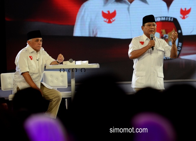 Pasangan Capres Cawapres Prabowo Subianto (kanan) dan Hatta Rajasa (kiri) menyampaikan visi misi saat debat final di Jakarta, Sabtu (5/7).  Debat mengambil tema Pangan, Energi dan Lingkungan hidup. ANTARA FOTO/Prasetyo Utomo