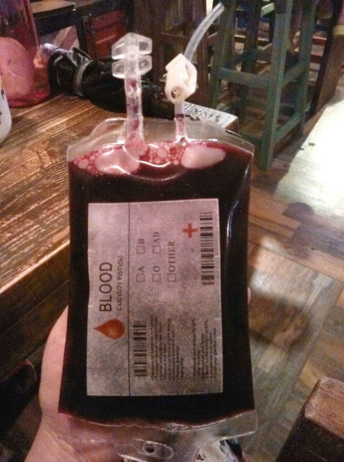 Menu Blood Type Energy Supply di kafe vampir Tiongkok. (Mirror)