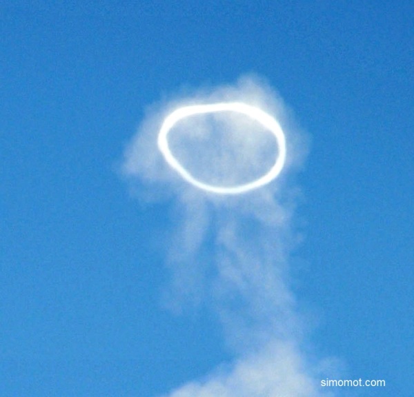 Asap berbentuk cincin terlihat dari Desa Tuwel, Kabupaten Tegal, Jateng, Kamis (11/9). ANTARA FOTO/Oky Lukmansyah