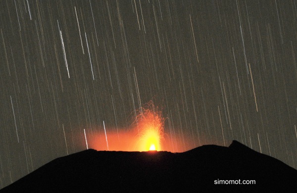 Semburan lava pijar pada kawah Gunung Slamet. ANTARA FOTO/Idhad Zakaria