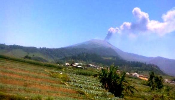 Gunung Slamet yang terpantau dari perkampungan warga di obyek wisata Guci, Tegal, Jawa Tengah, Kamis, 11 September 2014. (Ryan Dwi/ VivaNews)