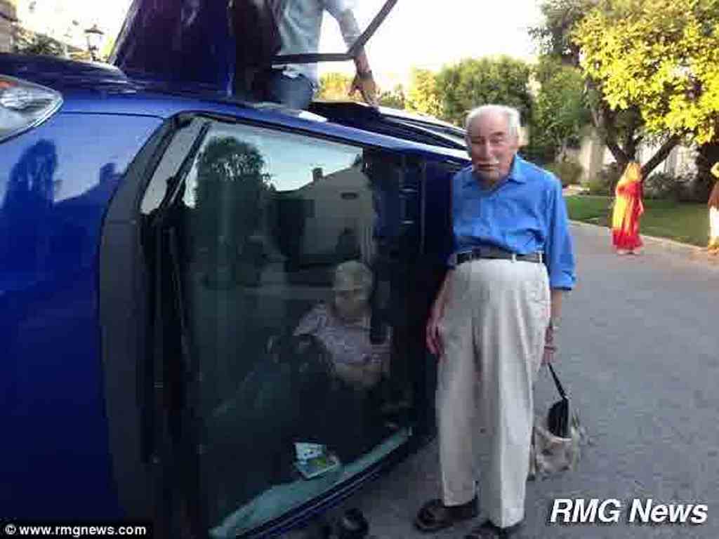 Demam Selfie Serang Manula Kakek Nenek Malah Narsis Saat Kecelakaan