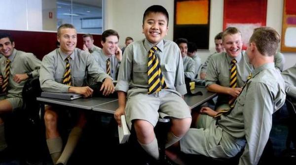 Jonah Soewandito bersama teman-temannya di kelas 12 di Scots College. (Sydney Monrning Herald/Edwina Pickles) 