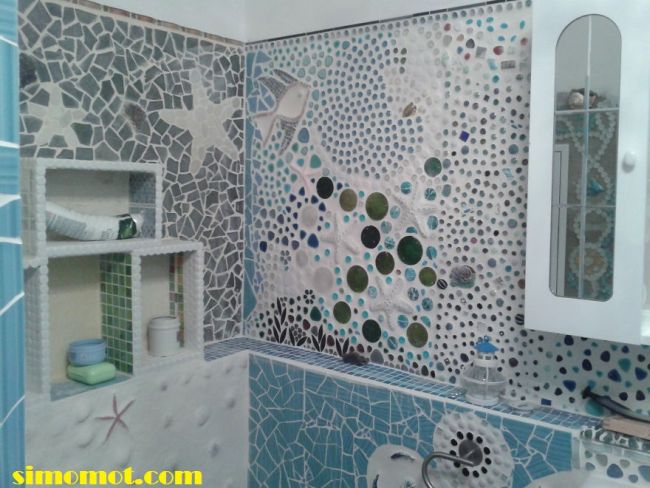 Yuk desain dinding kamar mandi rumah dengan mosaik bertema 