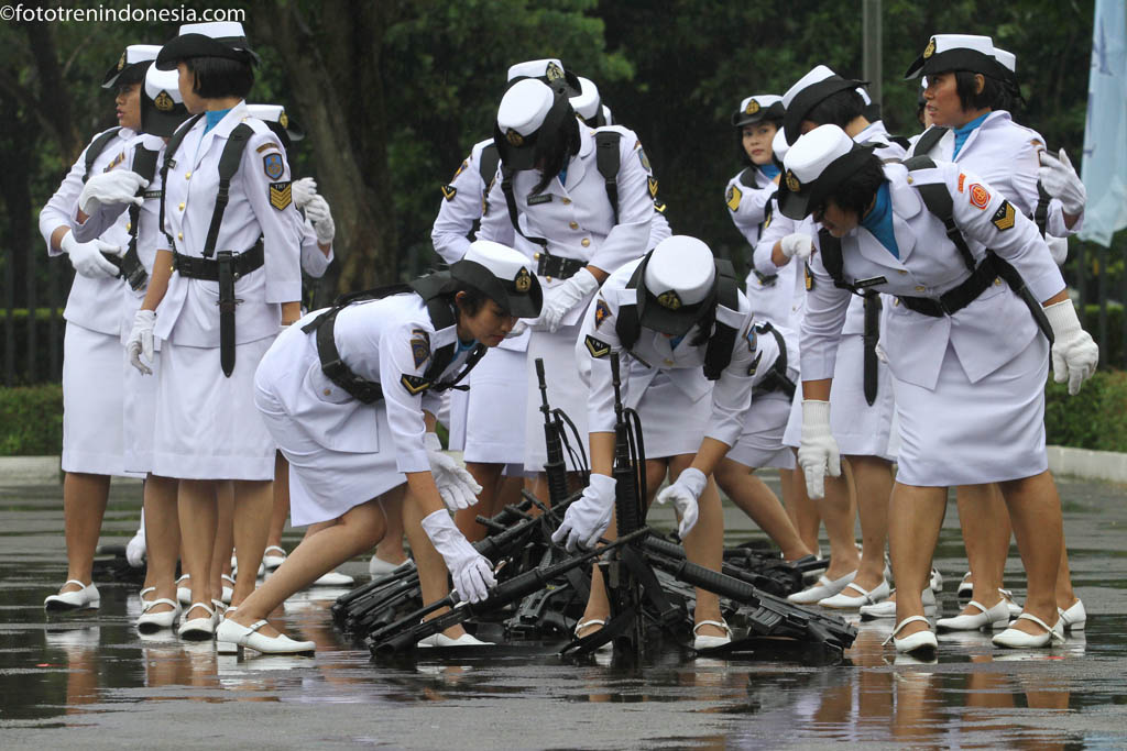 Pasukan Korps Wanita Angkatan Laut (Kowal) menata senjata 